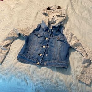 girls Cat and Jack light soft denim jacket. Size Med(7/8)